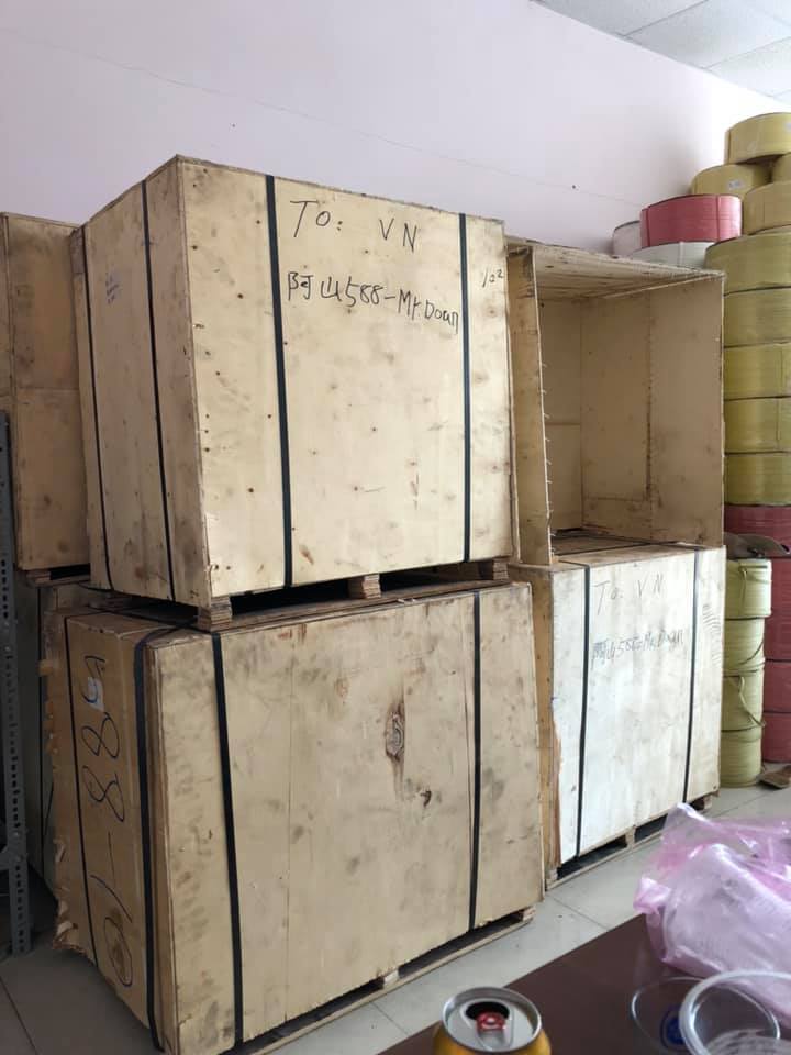 Ứng dụng máy đóng đai pallet trong logistics
