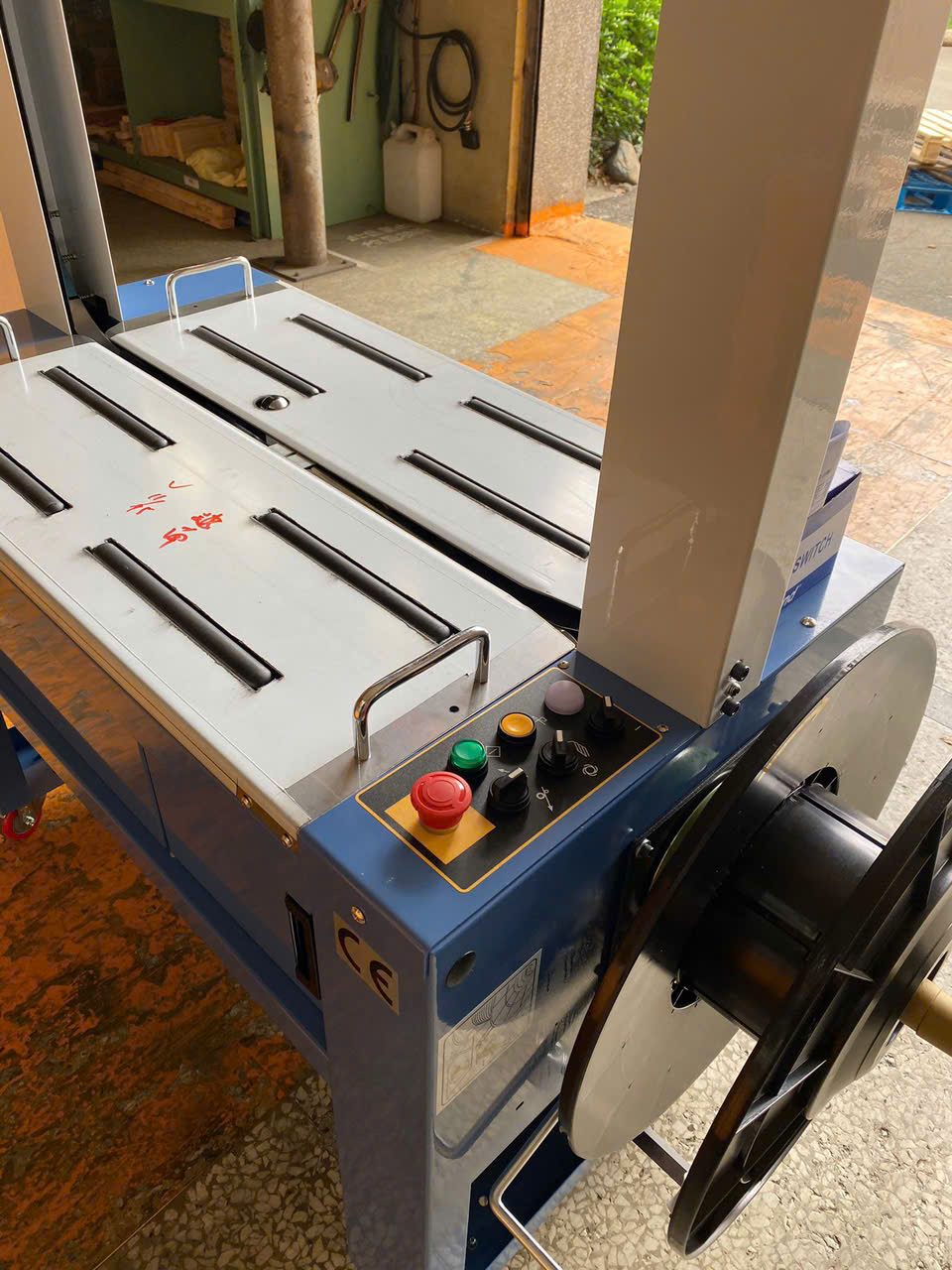 Máy đóng đai thùng tự động