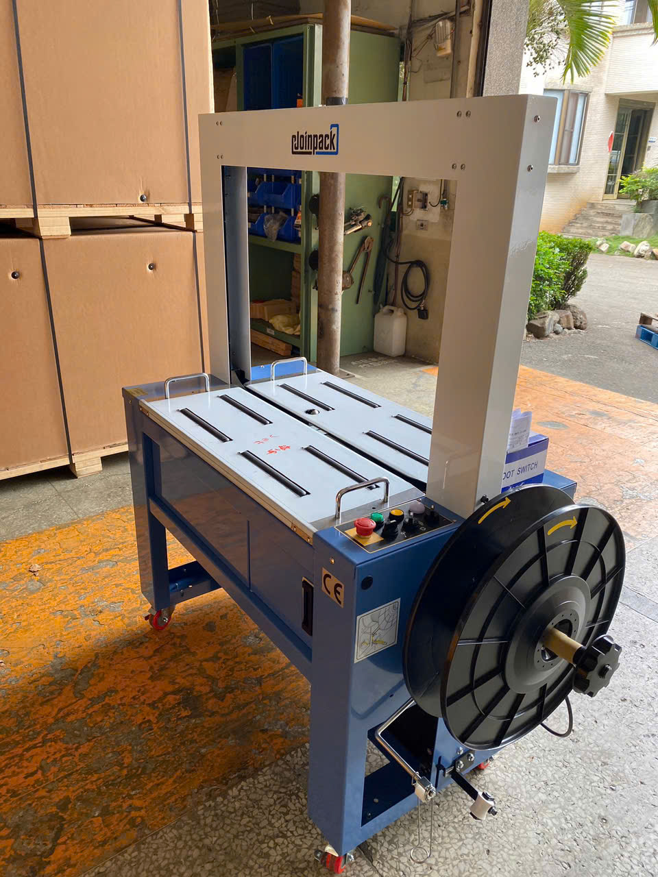 Máy đóng đai thùng tự động