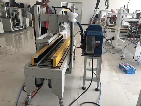 Máy dán thùng carton bằng keo nóng