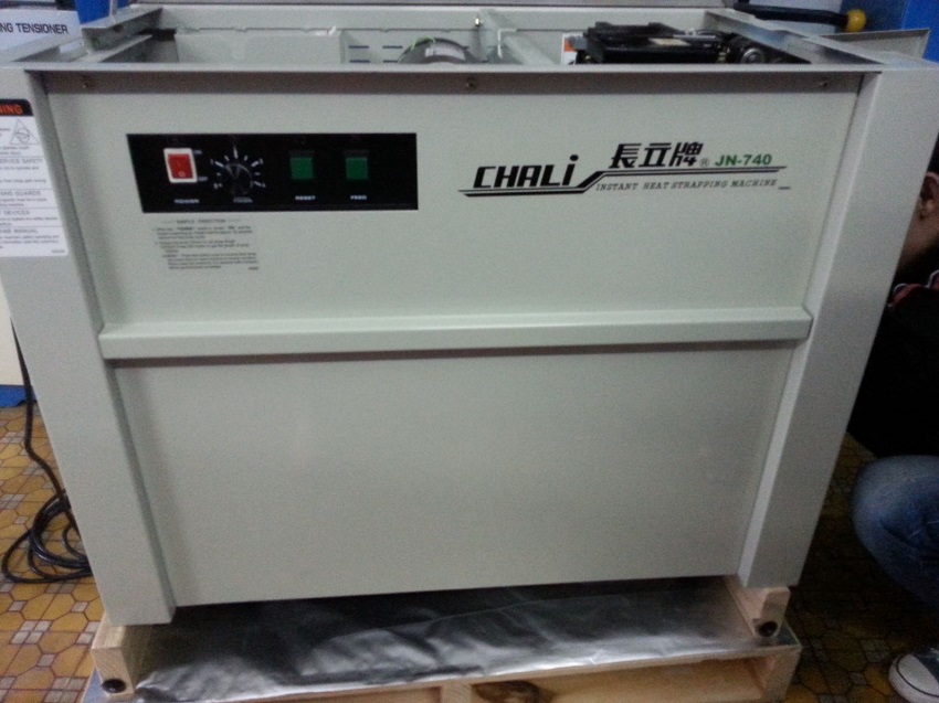 Máy đóng đai thùng Chali