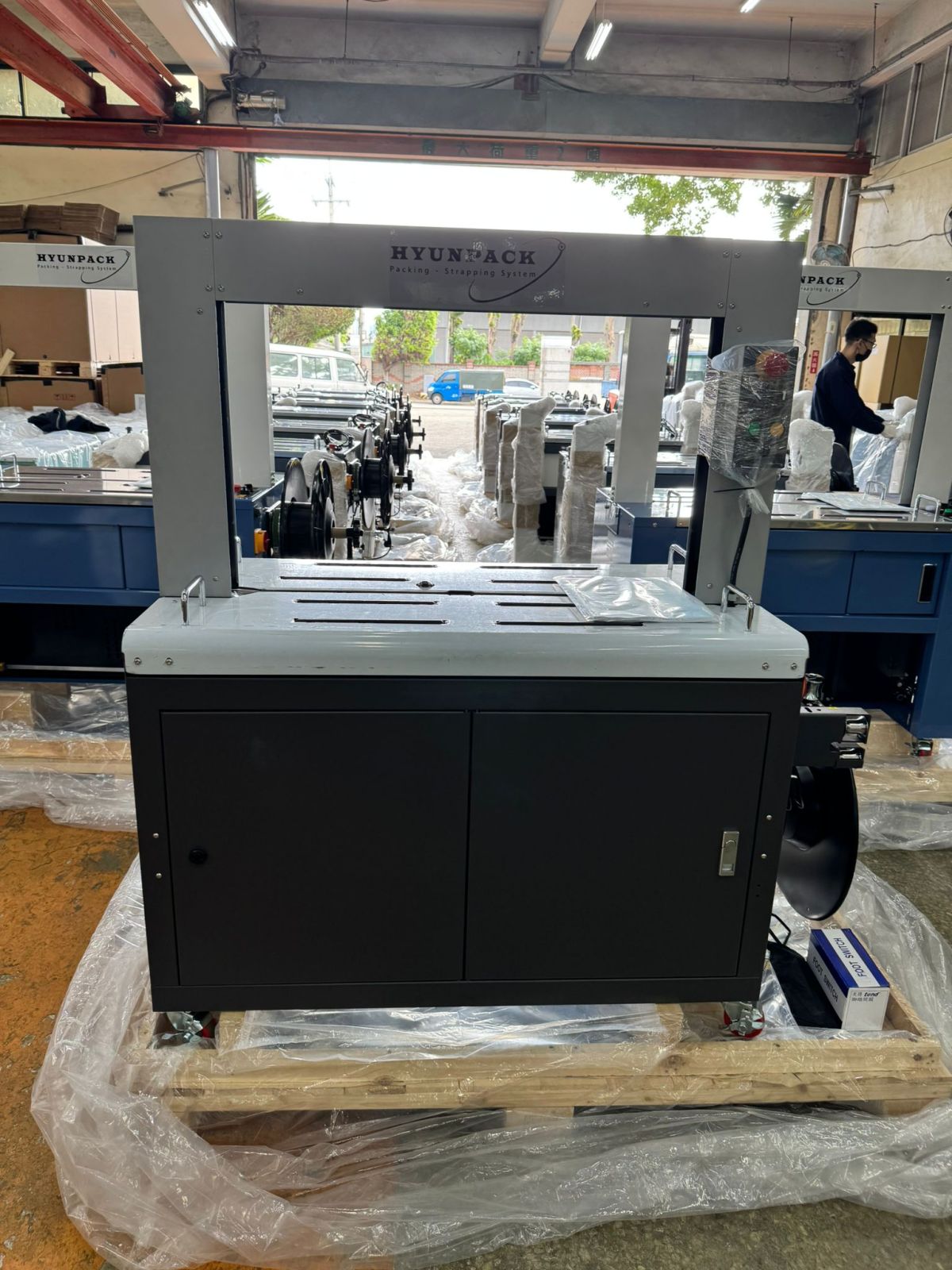 Giá máy đóng đai tự động