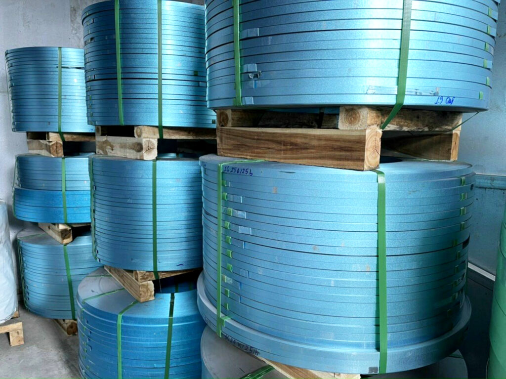 Dây đai thép xanh chống gỉ dùng ngoài trời bền chắc, giá tốt